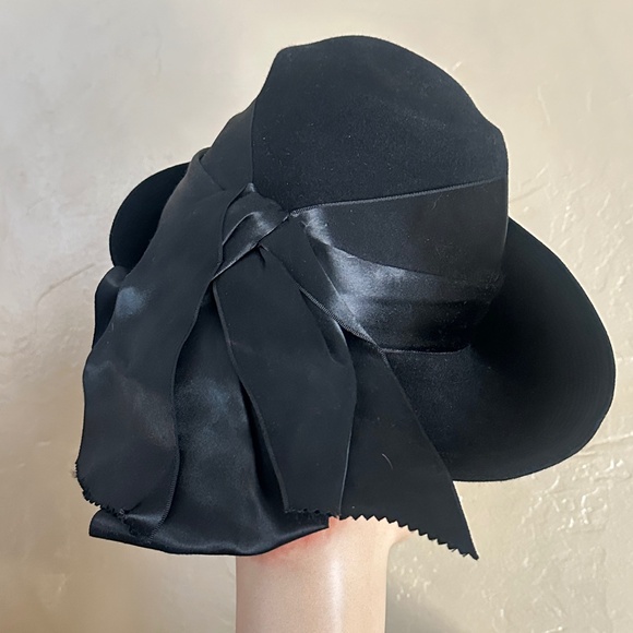IMPRESSIVE 1940s' BLACK FELT HAT + TOPSTITCHED BRIM & SATIN BANDS & BOW - Picture 7 of 13